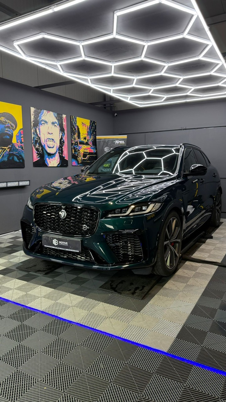 Jaguar F Pace SVR mit Steinschlagschutzfolie in 6 Tagen voll foliert