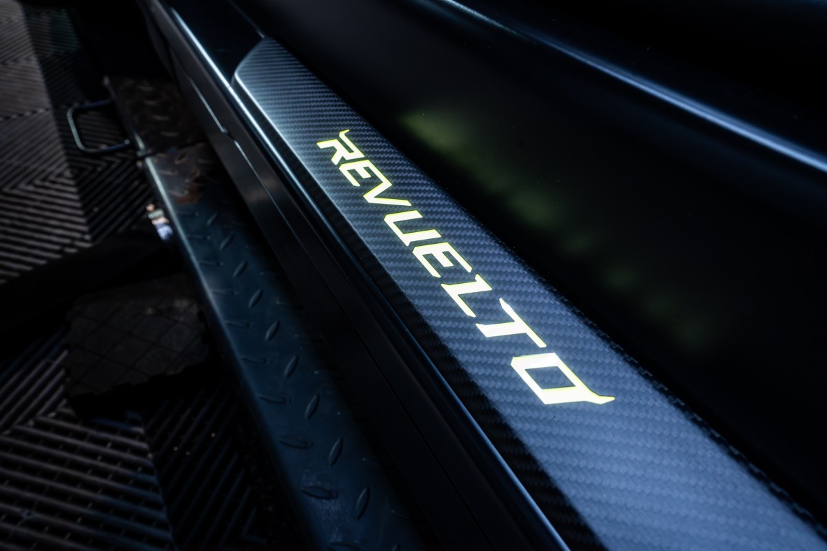 Lamborghini Revuelto - Motive Experience GmbH Lamborghini Revuelto komplett foliert 1
