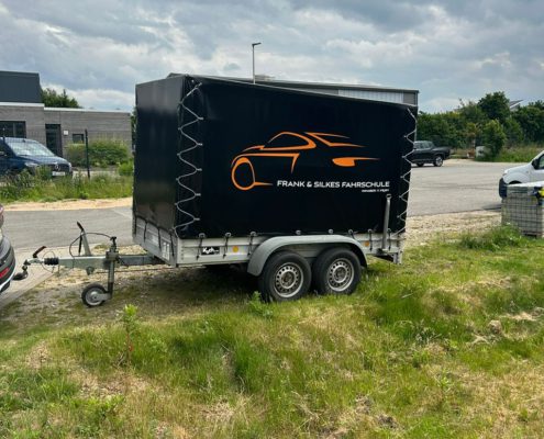 Werbefolierung Anhänger Fahrschule